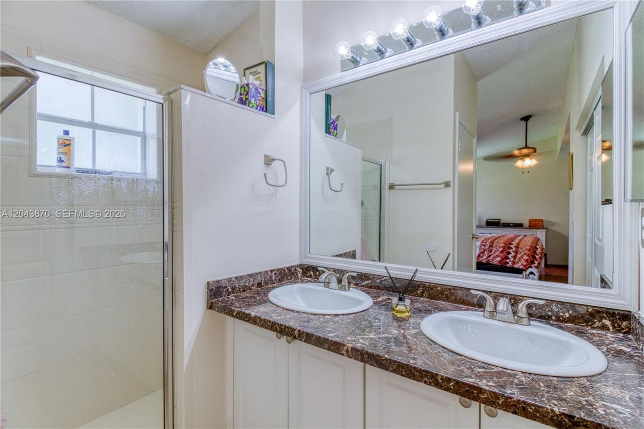 11415 Lakeview Dr, Unit 2-D, Coral Springs, FL 33071 Photo