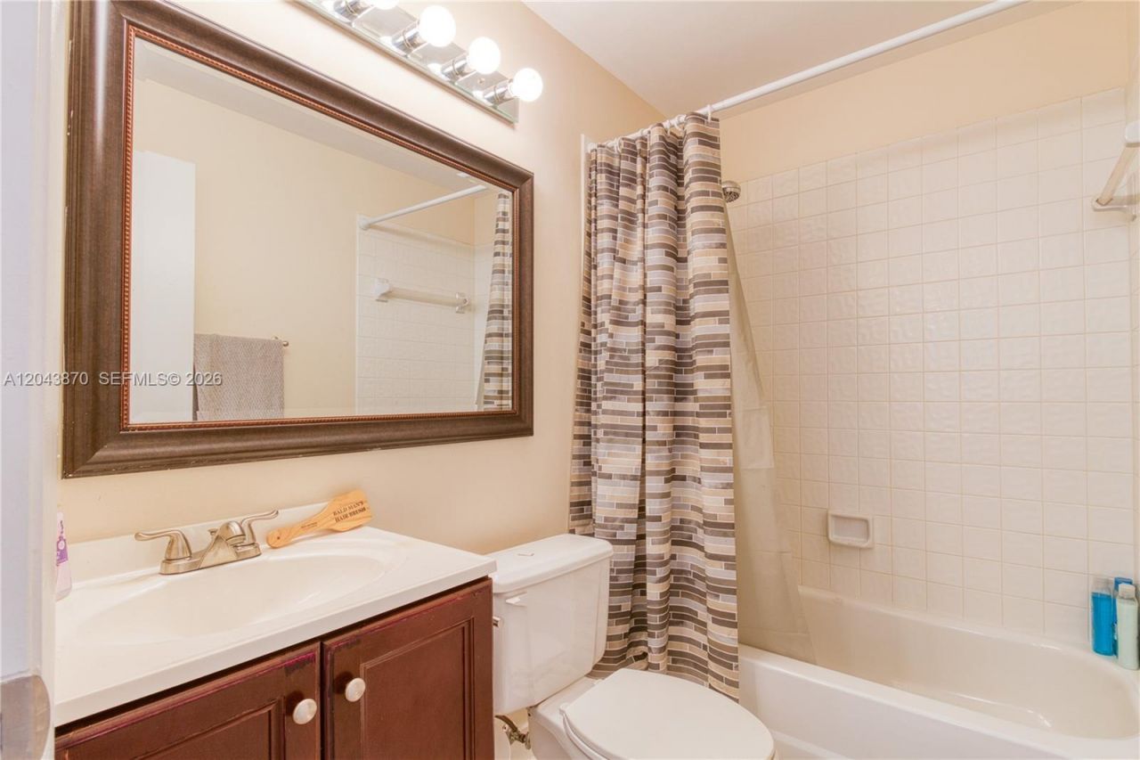 11415 Lakeview Dr, Unit 2-D, Coral Springs, FL 33071 Photo