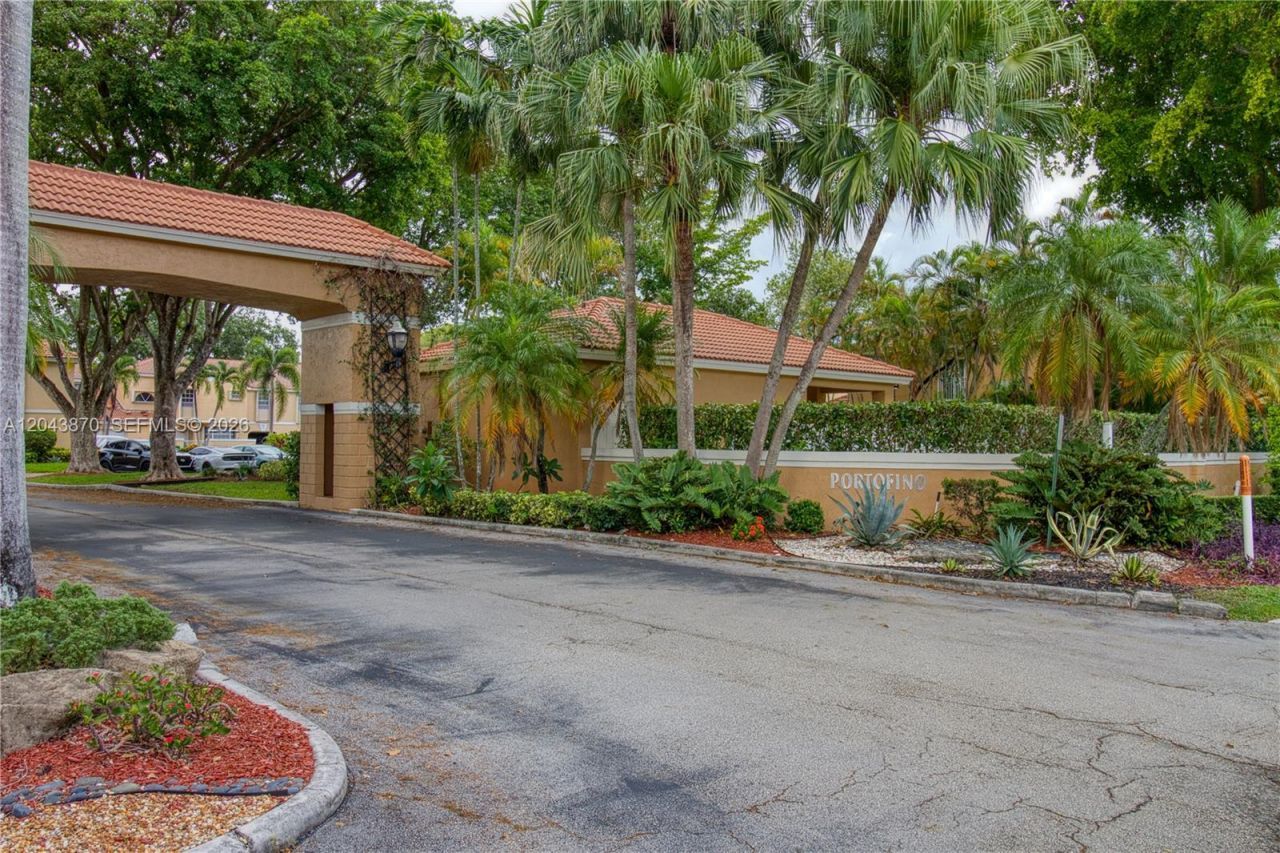11415 Lakeview Dr, Unit 2-D, Coral Springs, FL 33071 Photo