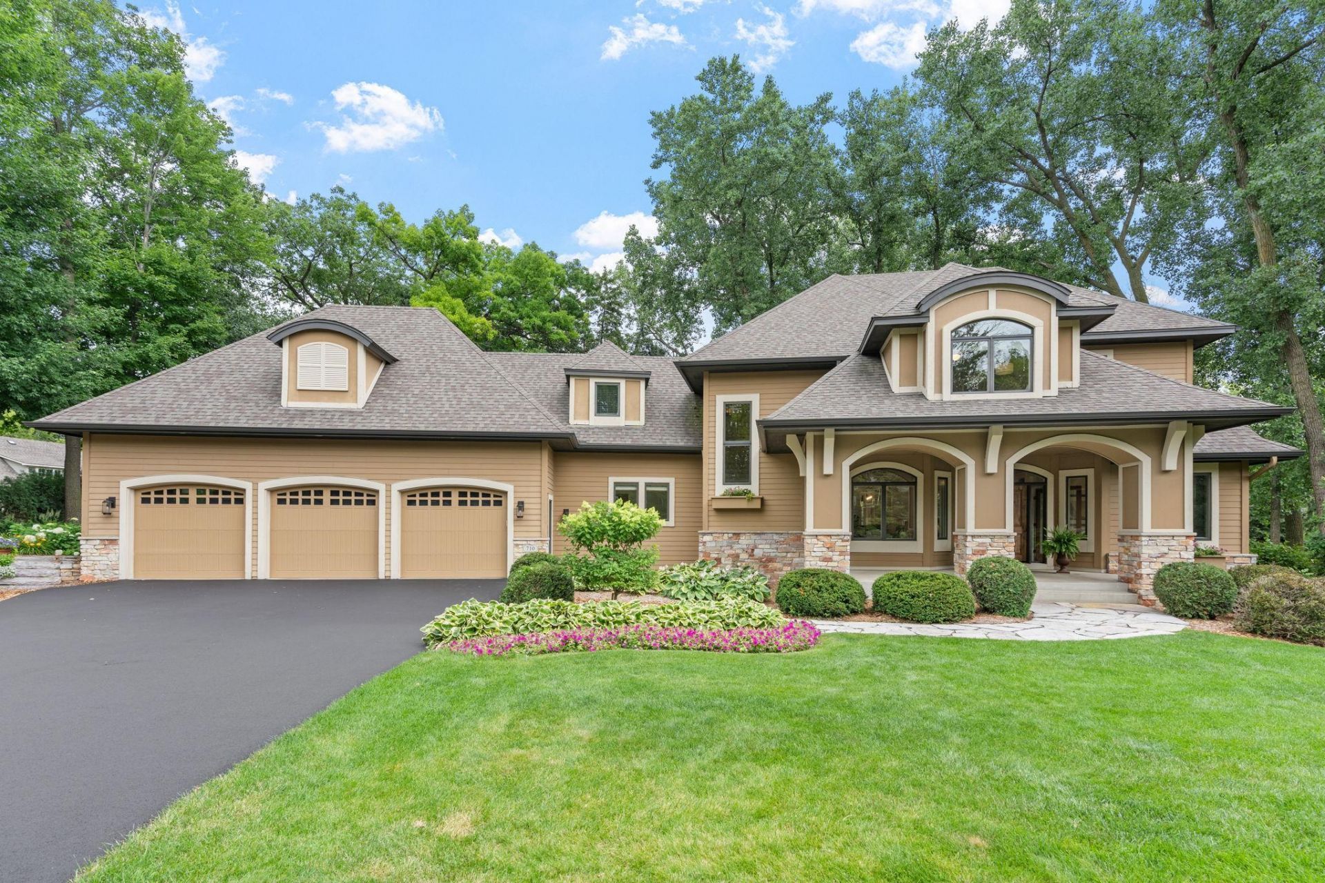 710 Shadyview Lane N, Plymouth, MN 55447