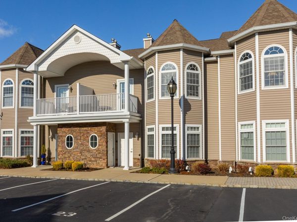 11 Jacqueline Way , North Babylon, NY 11703