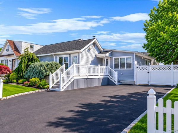 426 N 4th Street , Lindenhurst, NY 11757