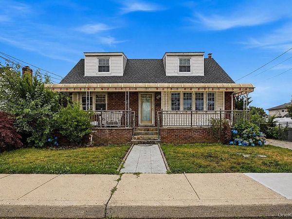 335 Roquette Avenue , Floral Park, NY 11001