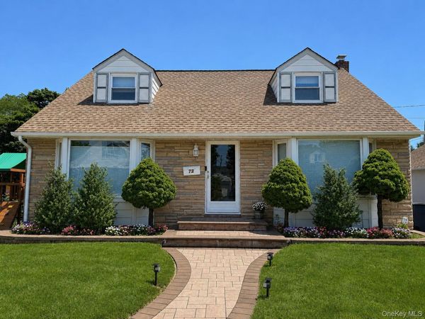 72 Pembrook Drive, Mineola, NY 11501