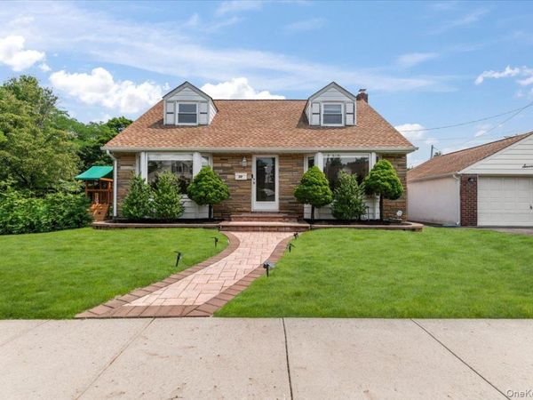 72 Pembrook Drive, Mineola, NY 11501