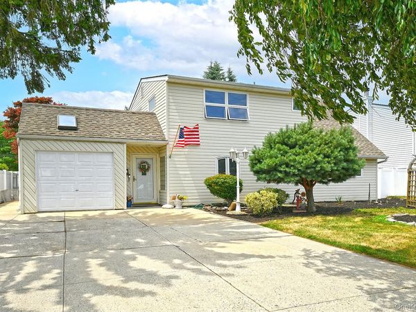 18 Wheelbarrow Lane , Wantagh, NY 11793