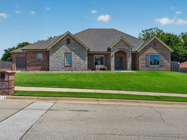 2712 SE Vicksburg Street , Bartlesville, OK 74006