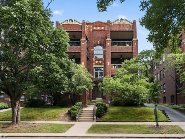 2476 Derbyshire Road, Unit 8, Cleveland Heights, OH 44106