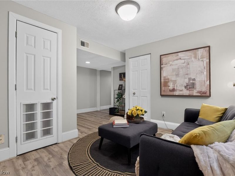 2476 Derbyshire Road, Unit 8, Cleveland Heights, OH 44106 Photo 4