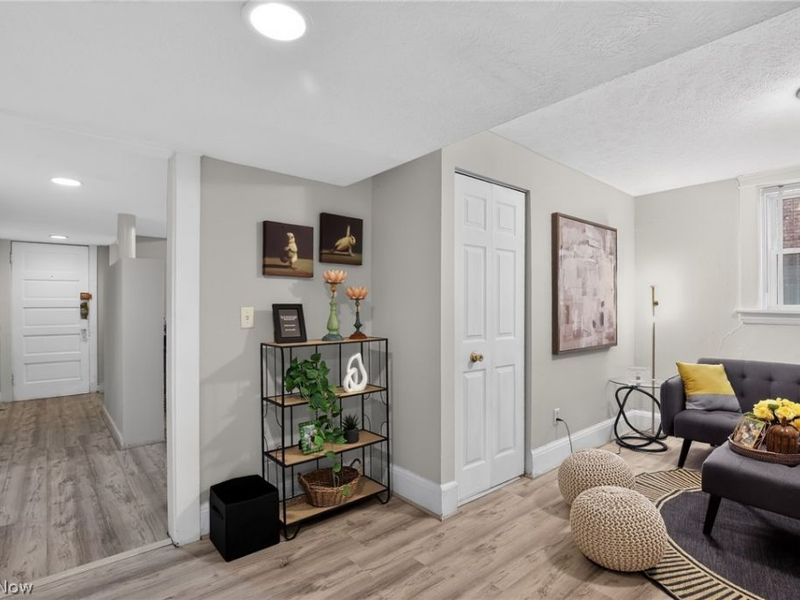 2476 Derbyshire Road, Unit 8, Cleveland Heights, OH 44106 Photo 5