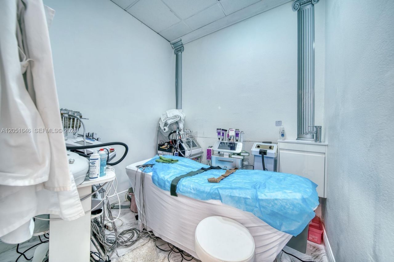 Full Service Beauty Salon Prime Location Close To , South Miami, FL 33143 Photo
