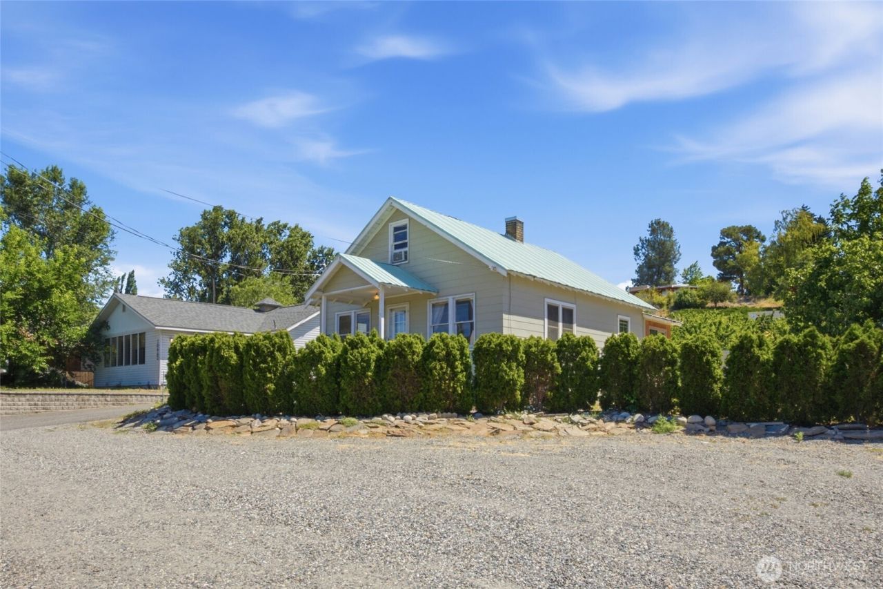 1921 Sunset Highway, East Wenatchee, WA 98802 Main Photo