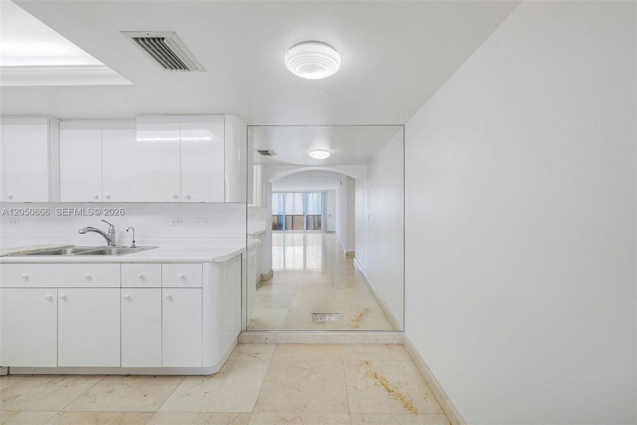 6039 Collins Ave , Unit 517, Miami Beach, FL 33140 Photo