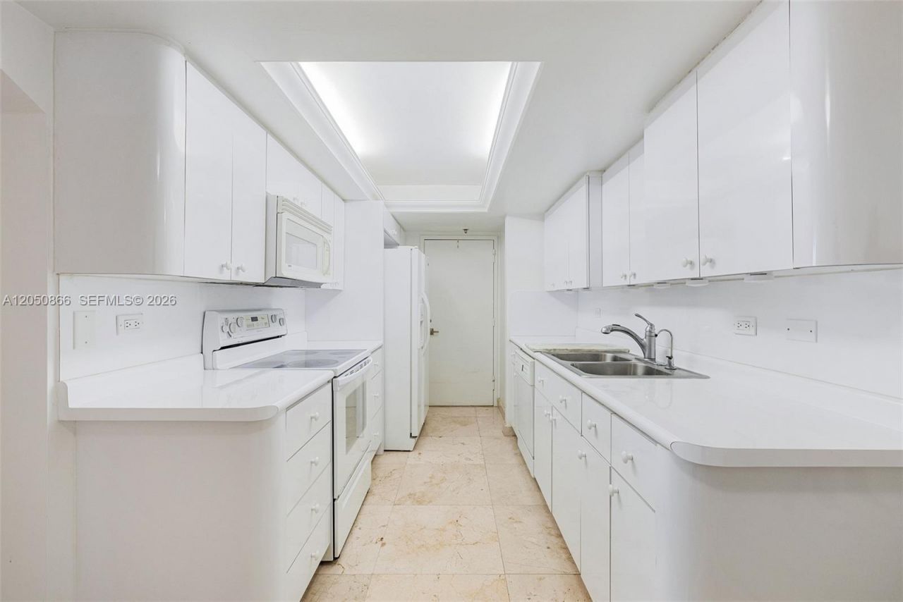 6039 Collins Ave , Unit 517, Miami Beach, FL 33140 Photo
