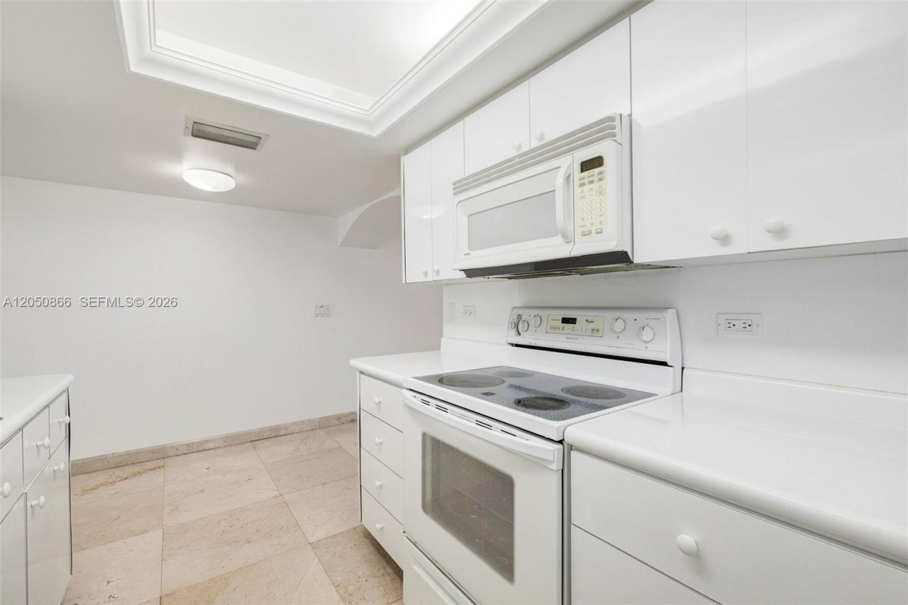6039 Collins Ave , Unit 517, Miami Beach, FL 33140 Photo