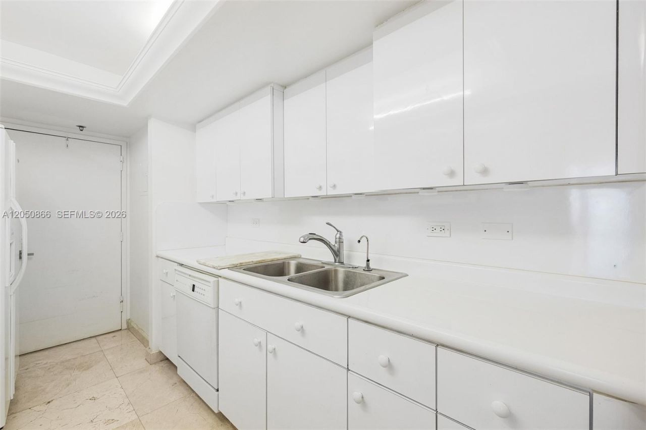 6039 Collins Ave , Unit 517, Miami Beach, FL 33140 Photo