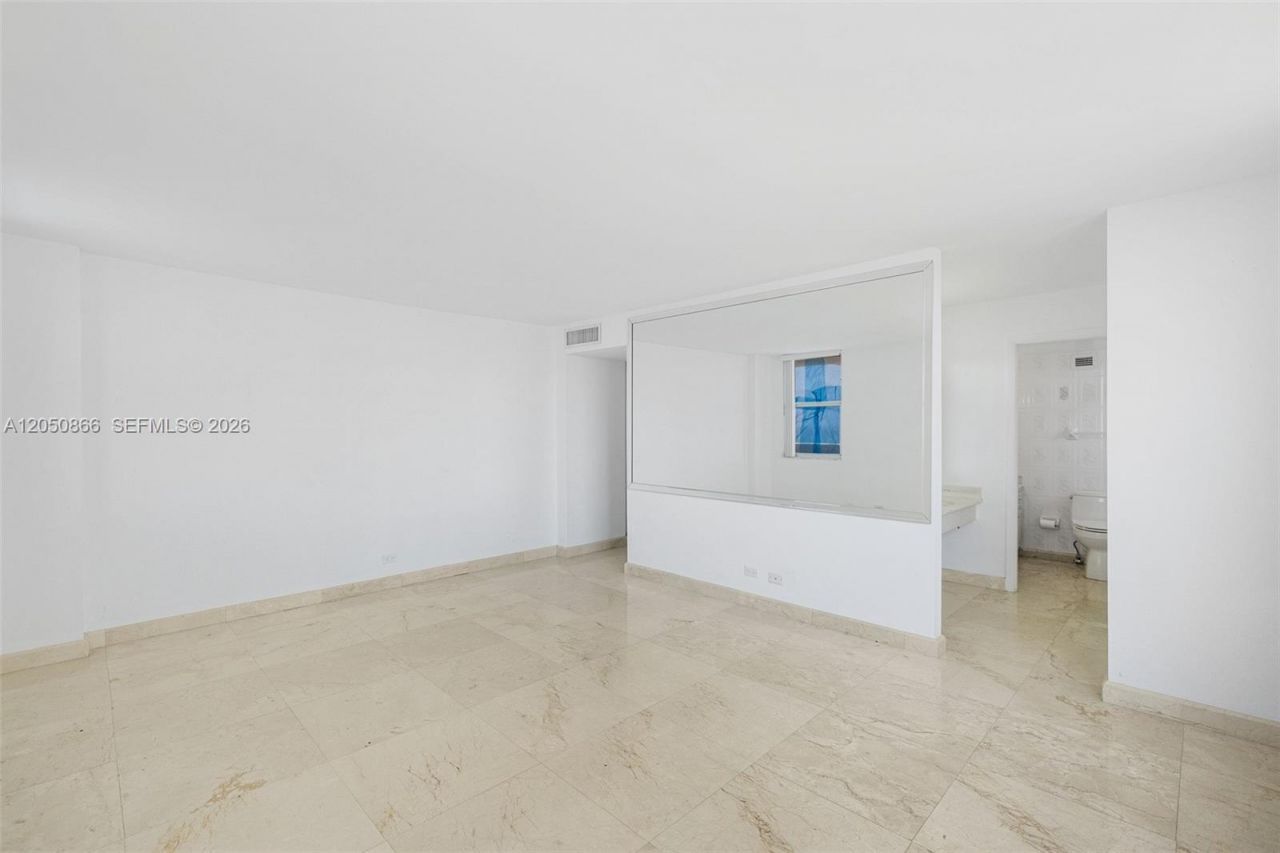 6039 Collins Ave , Unit 517, Miami Beach, FL 33140 Photo