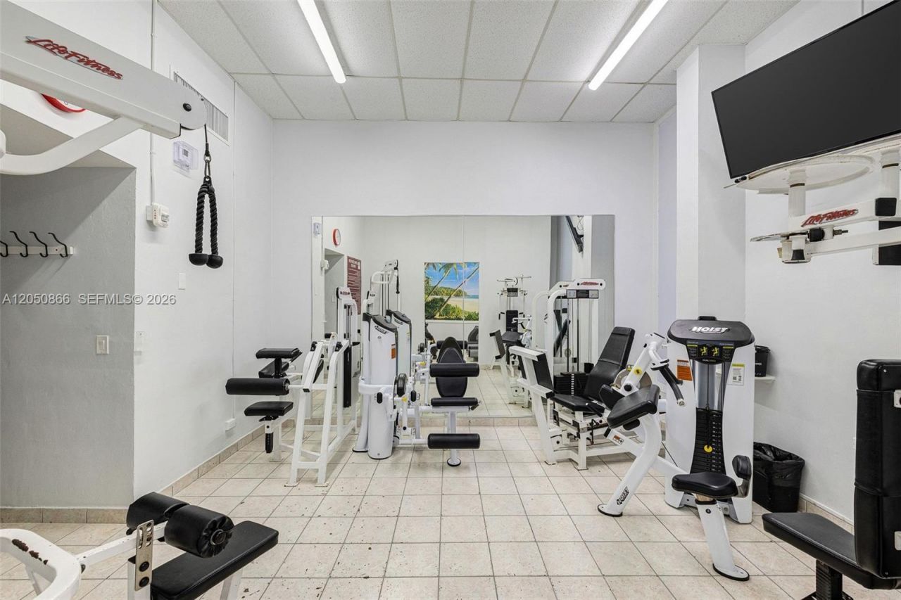 6039 Collins Ave , Unit 517, Miami Beach, FL 33140 Photo