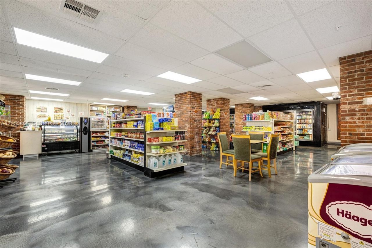 6039 Collins Ave , Unit 517, Miami Beach, FL 33140 Photo