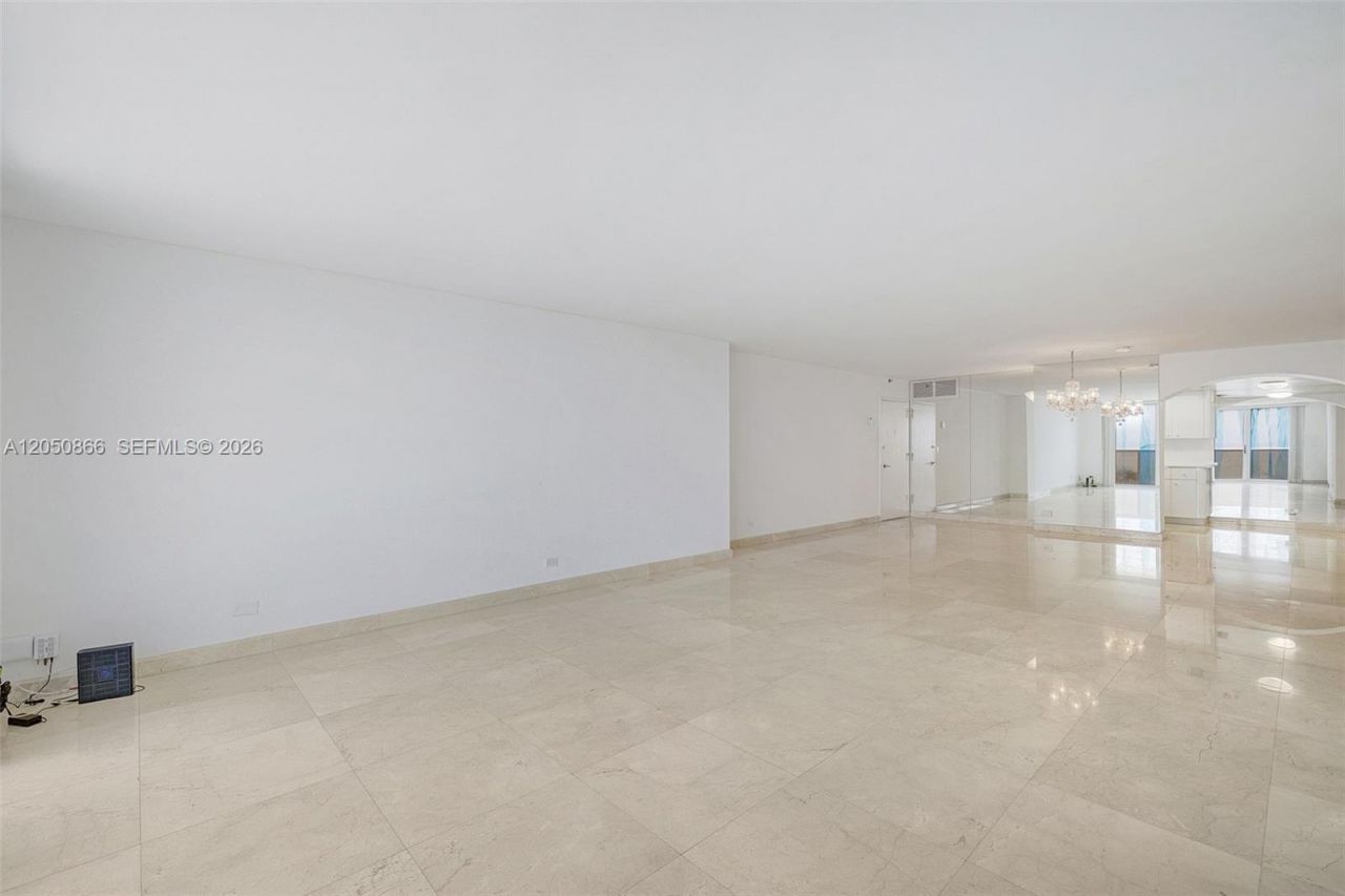 6039 Collins Ave , Unit 517, Miami Beach, FL 33140 Photo