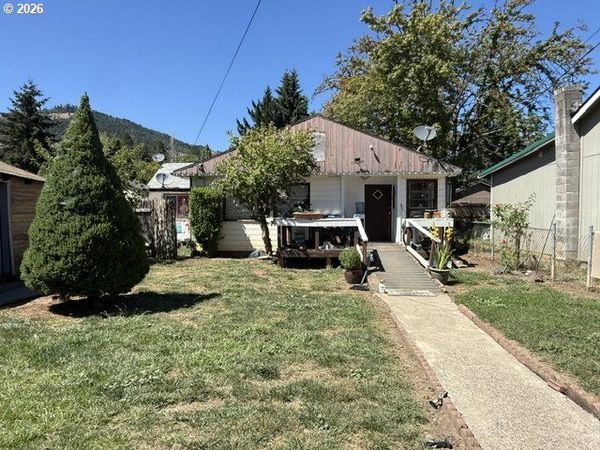 813 NE BROADWAY ST, Myrtle Creek, OR 97457