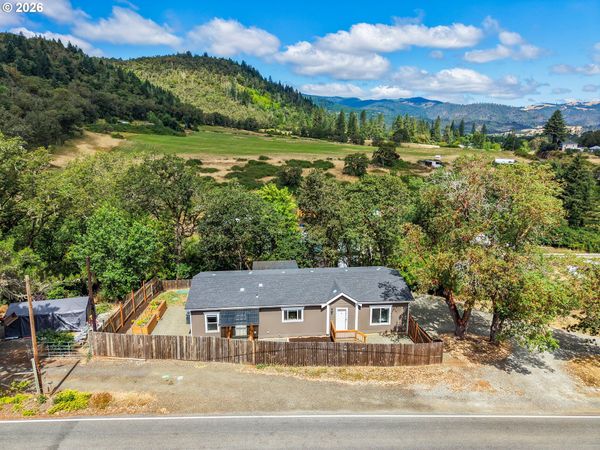 4458 SHOESTRING RD, Riddle, OR 97469