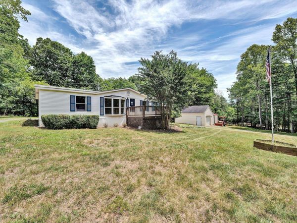 1100 Cox ST , Huddleston, VA 24104