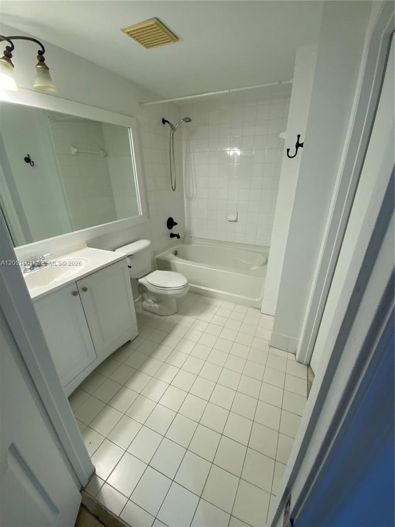 5085 NW 7th St , Unit 810, Miami, FL 33126 Photo