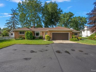 25651 S River Road, Harrison Twp, MI 48045