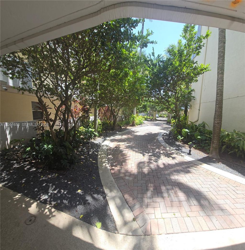8950 SW 69th Ct, Unit 306, Pinecrest, FL 33156 Photo