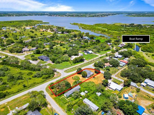 133 LAKE ST, Mathis, TX 78368