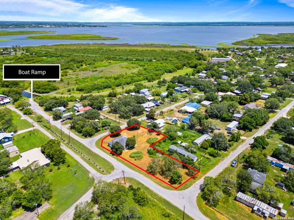 133 LAKE ST, Mathis, TX 78368