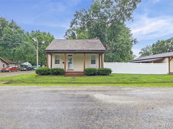 500 W Oak Street , Millstadt, IL 62260