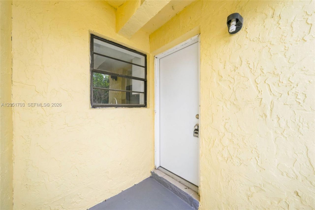 9674 Fontainebleau Blvd , Unit 28, Miami, FL 33172 Photo