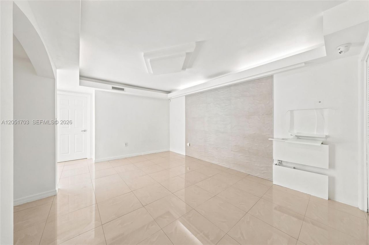 9674 Fontainebleau Blvd , Unit 28, Miami, FL 33172 Photo
