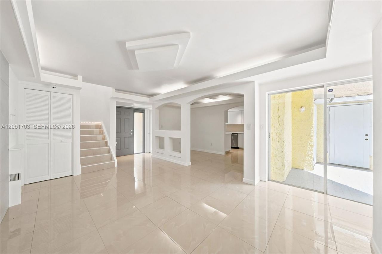 9674 Fontainebleau Blvd , Unit 28, Miami, FL 33172 Photo