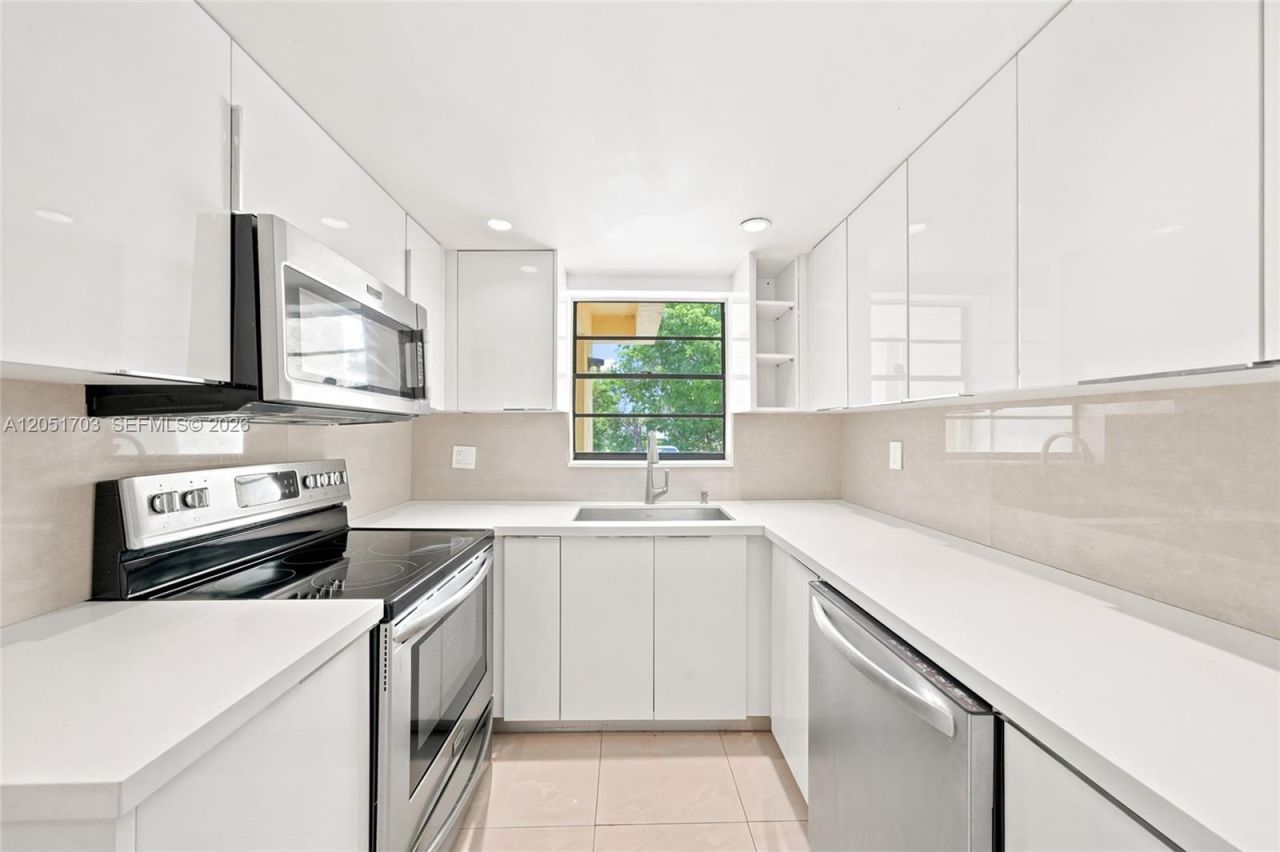 9674 Fontainebleau Blvd , Unit 28, Miami, FL 33172 Photo
