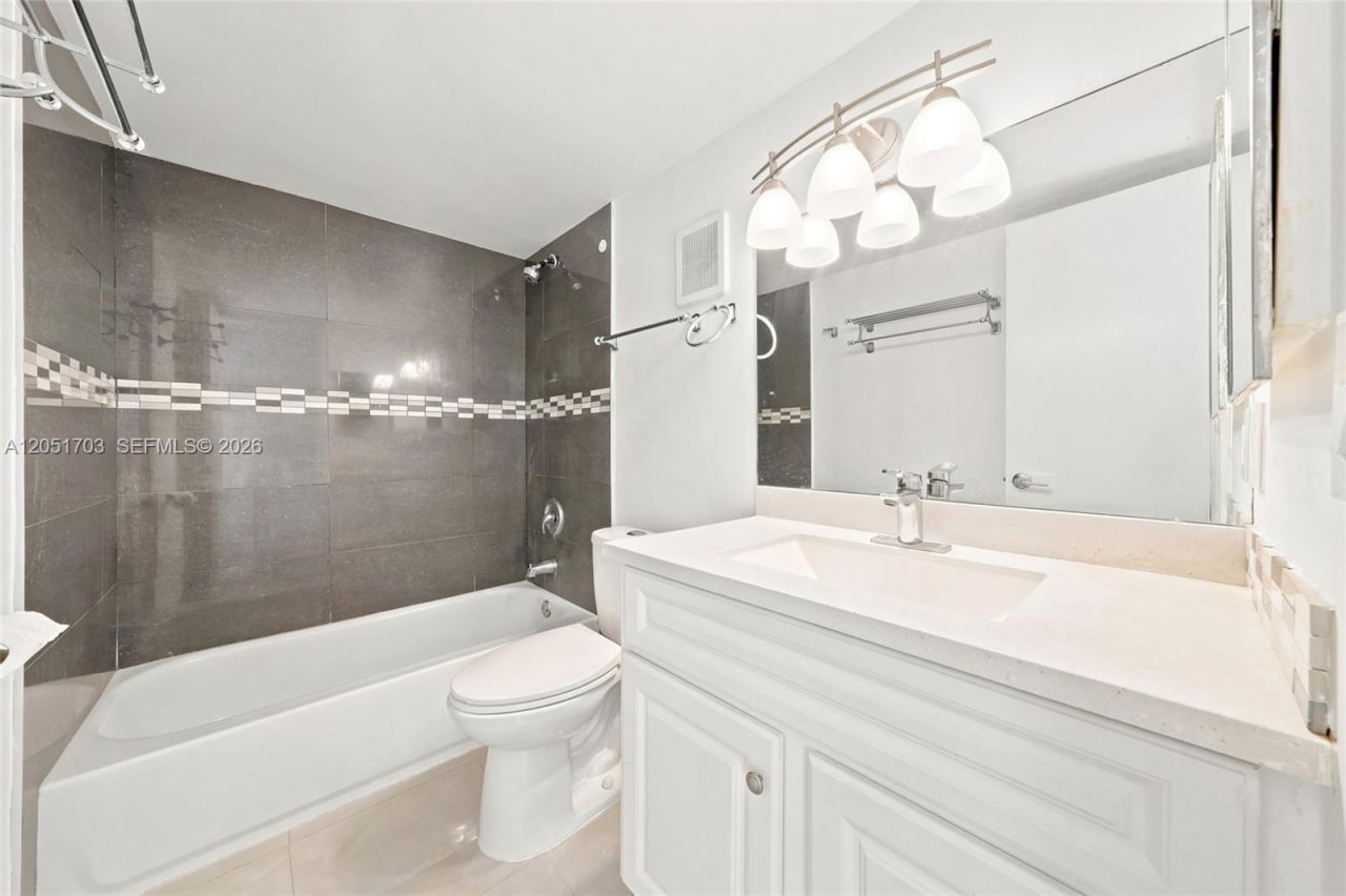 9674 Fontainebleau Blvd , Unit 28, Miami, FL 33172 Photo