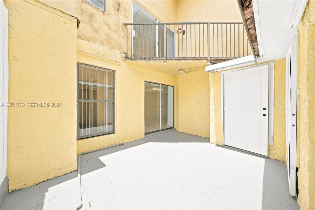 9674 Fontainebleau Blvd , Unit 28, Miami, FL 33172 Photo
