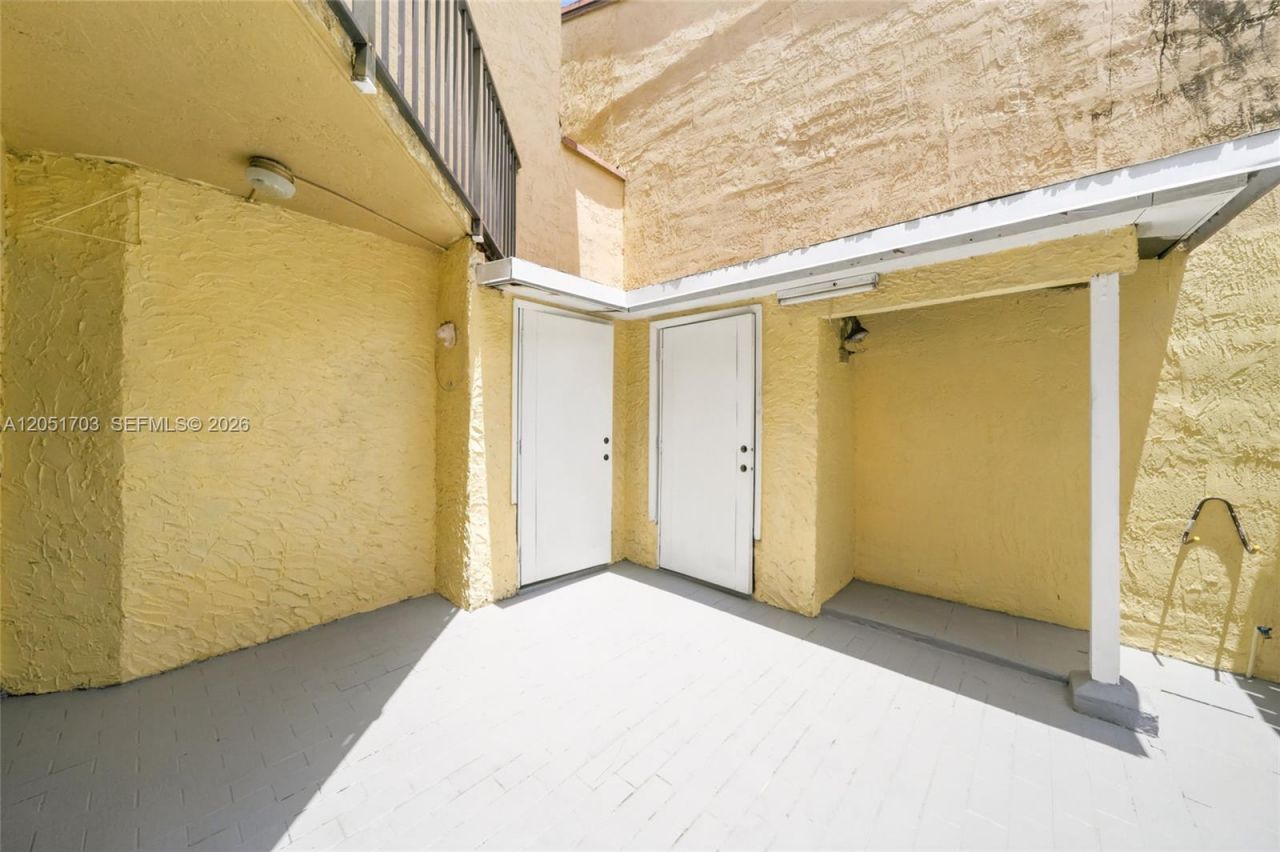 9674 Fontainebleau Blvd , Unit 28, Miami, FL 33172 Photo