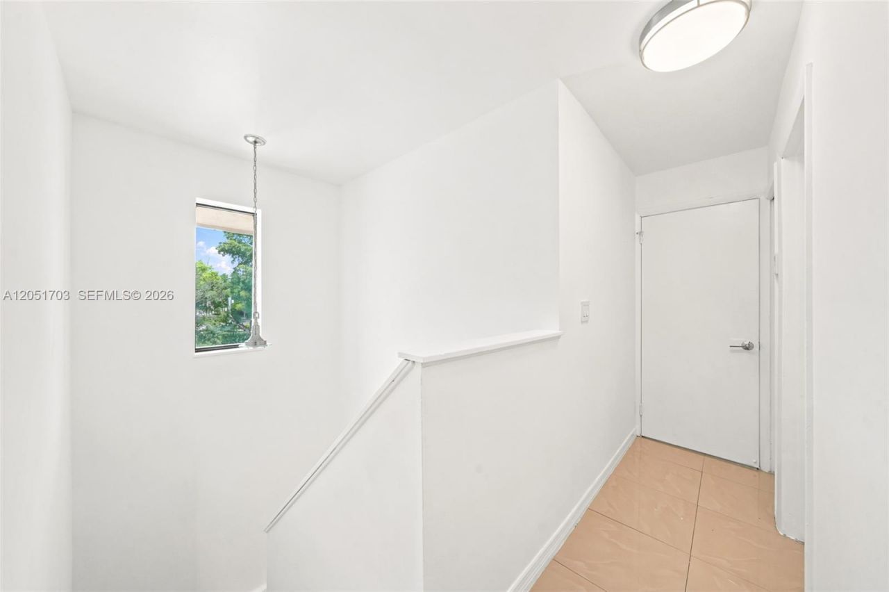 9674 Fontainebleau Blvd , Unit 28, Miami, FL 33172 Photo