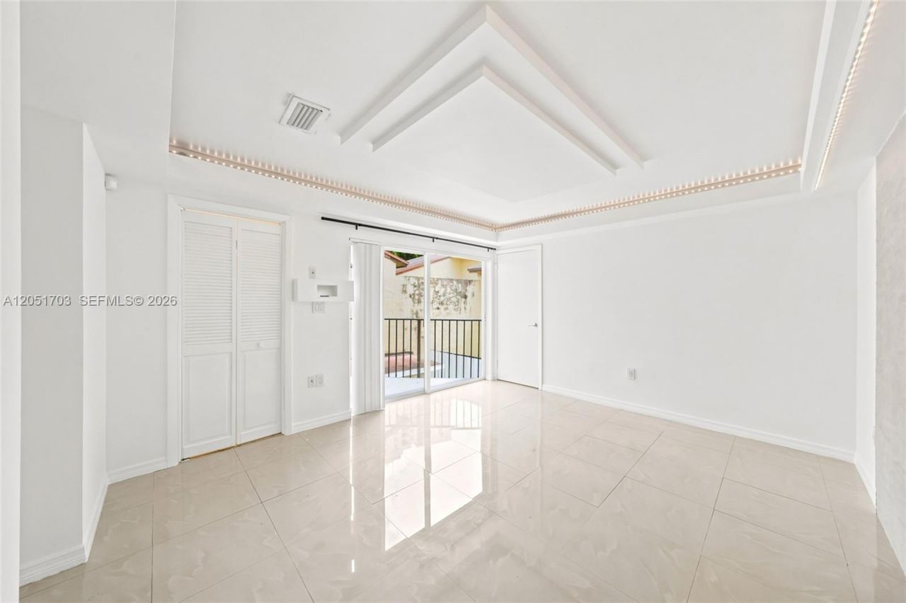 9674 Fontainebleau Blvd , Unit 28, Miami, FL 33172 Photo