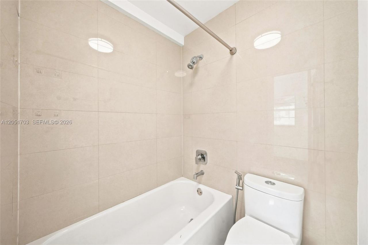 9674 Fontainebleau Blvd , Unit 28, Miami, FL 33172 Photo