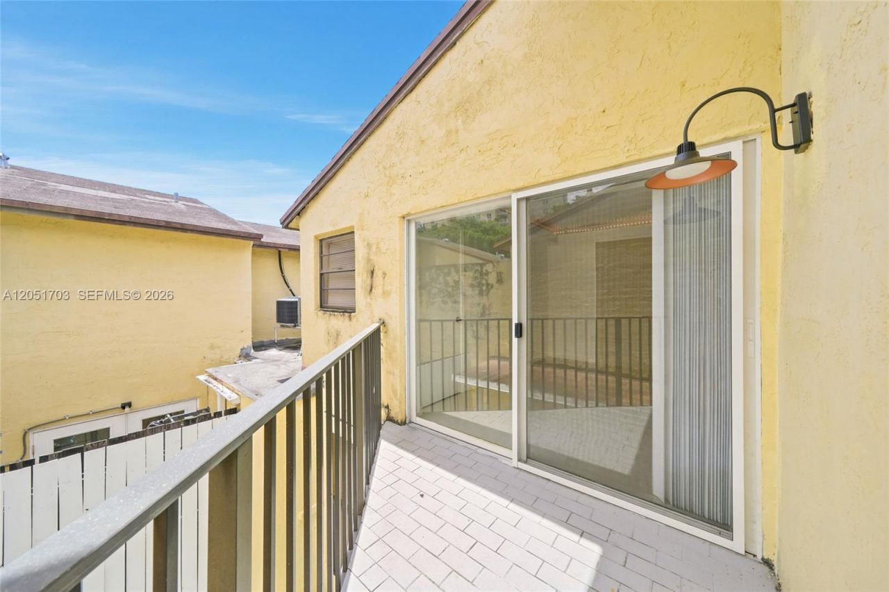 9674 Fontainebleau Blvd , Unit 28, Miami, FL 33172 Photo