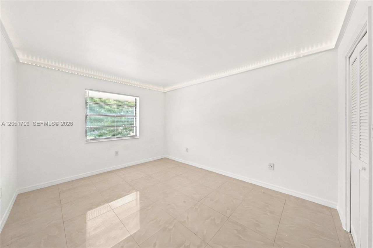 9674 Fontainebleau Blvd , Unit 28, Miami, FL 33172 Photo