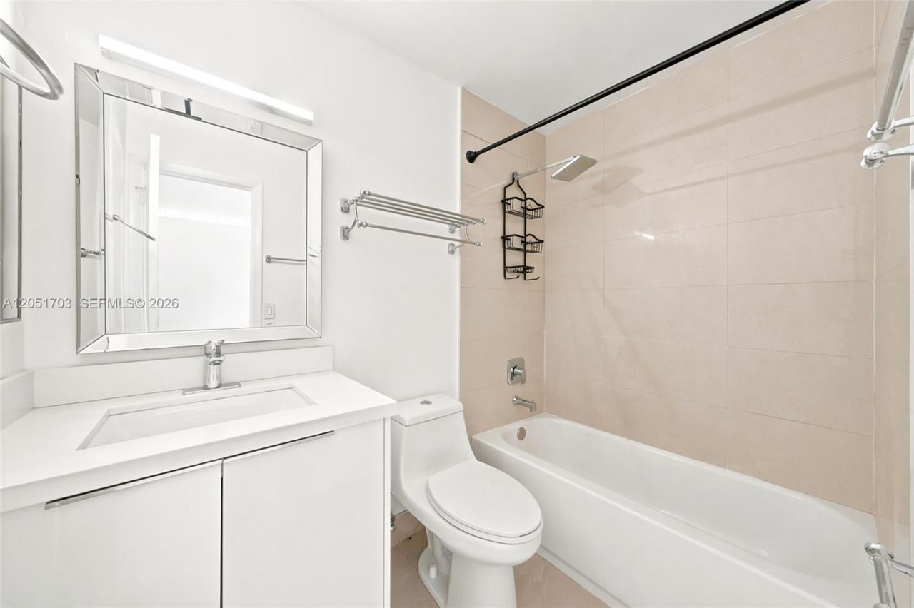 9674 Fontainebleau Blvd , Unit 28, Miami, FL 33172 Photo