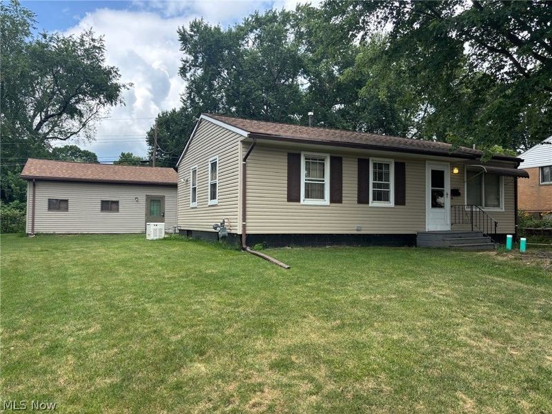 2425 40th Street NE, Canton, OH 44705 Photo 2