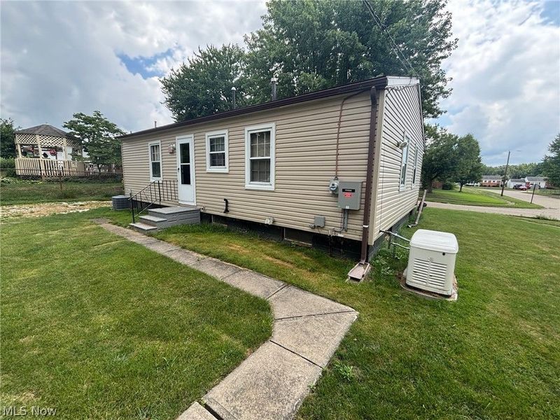 2425 40th Street NE, Canton, OH 44705 Photo 3