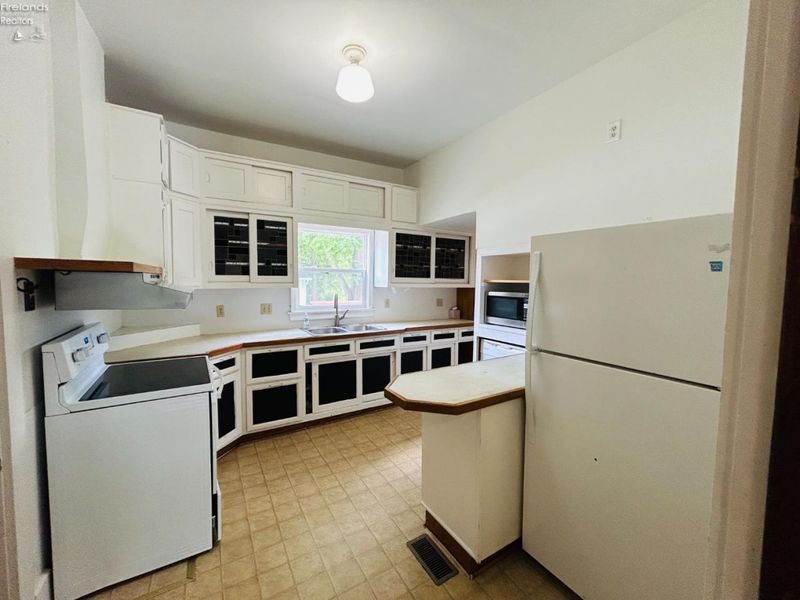 702 Main, Ada, OH 45810 Photo 7