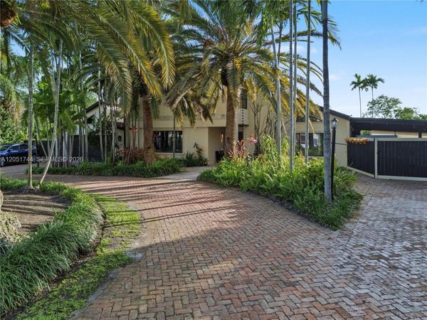 9720 E Calusa Club Dr , Miami, FL 33186